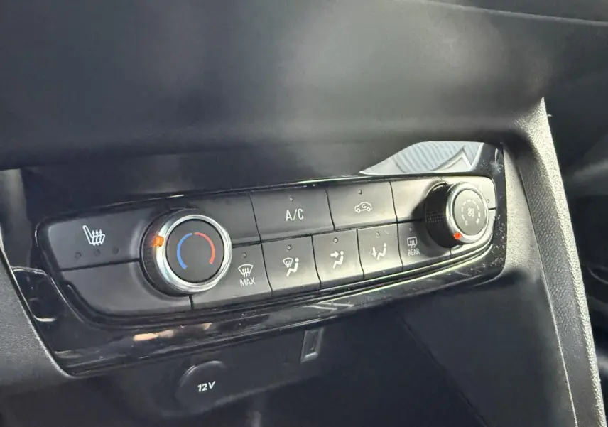 Panneau de commande de climatisation noir dans l'habitacle de l'Opel Corsa 1.2i Turbo 100 GS 2024.