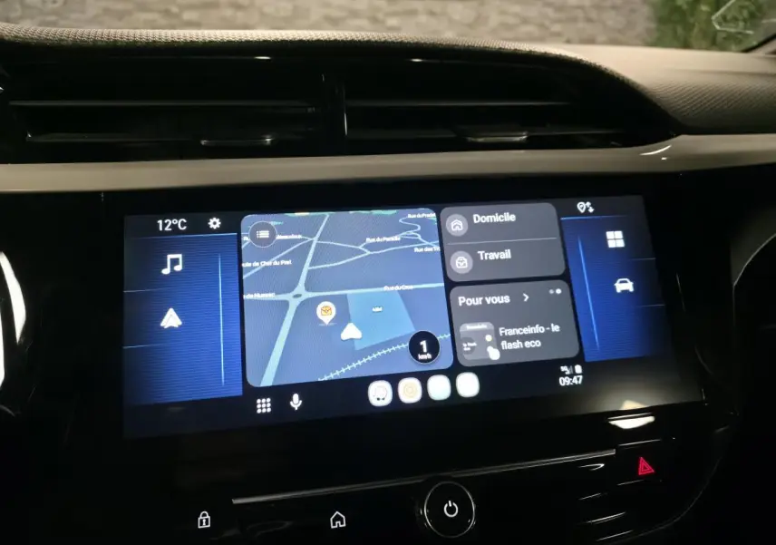 Écran tactile central de la console d'une Opel Corsa noire 2024 affichant navigation et options multimédia.