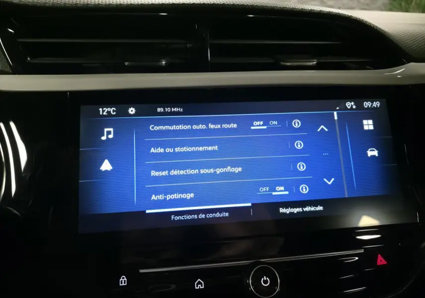 Écran tactile central de l’Opel Corsa noir 2024 affichant les réglages d’aide à la conduite et stationnement.