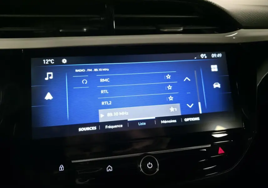 Écran tactile central de la console d'une Opel Corsa noire affichant les stations radio FM à 89,10 MHz.