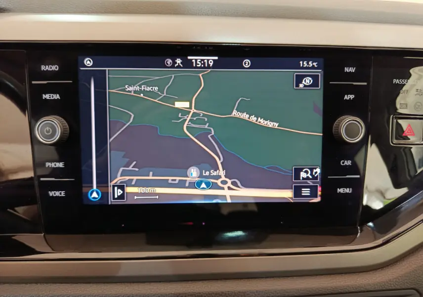 Écran tactile de navigation 8 pouces dans le tableau de bord noir brillant d'une Volkswagen Polo blanche 2020.