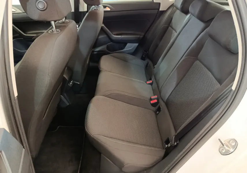 Vue intérieure côté droit des sièges arrière noirs de la Volkswagen Polo blanche 2020, finition Lounge Business.