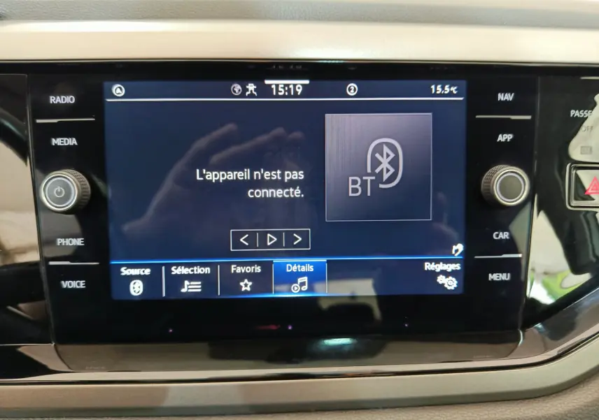 Écran tactile central de la Volkswagen Polo 2020 montrant la connexion Bluetooth inactive sur fond noir et boutons autour.