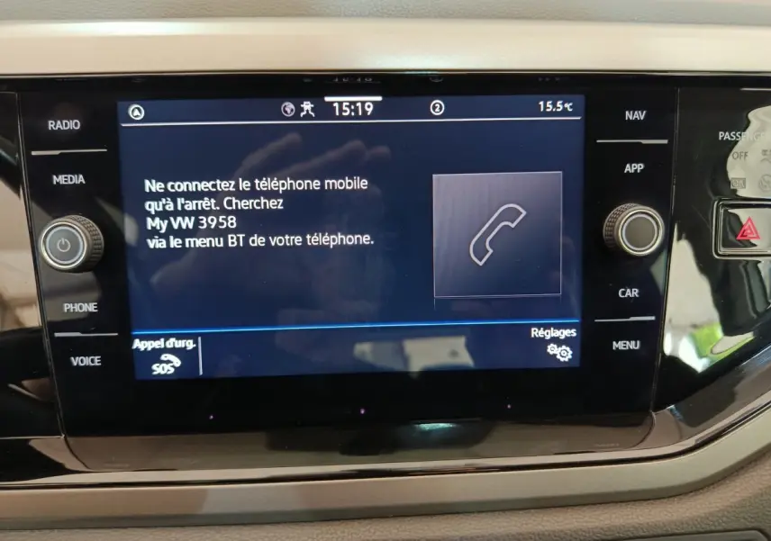 Écran tactile central de la Volkswagen Polo 1.0 TSI 95 Lounge Business affichant les instructions Bluetooth.