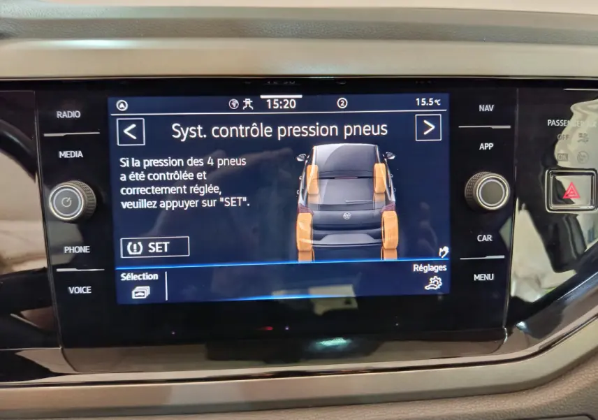 Écran tactile central de la Volkswagen Polo 2020 affichant le système de contrôle de pression des pneus.