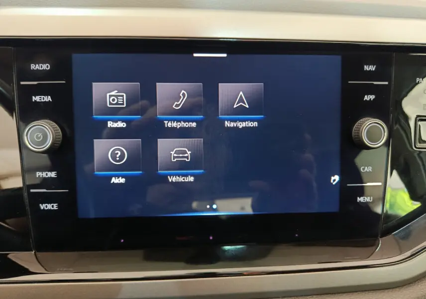 Écran tactile central affichant les options radio, téléphone, navigation et véhicule dans une Volkswagen Polo 2020.