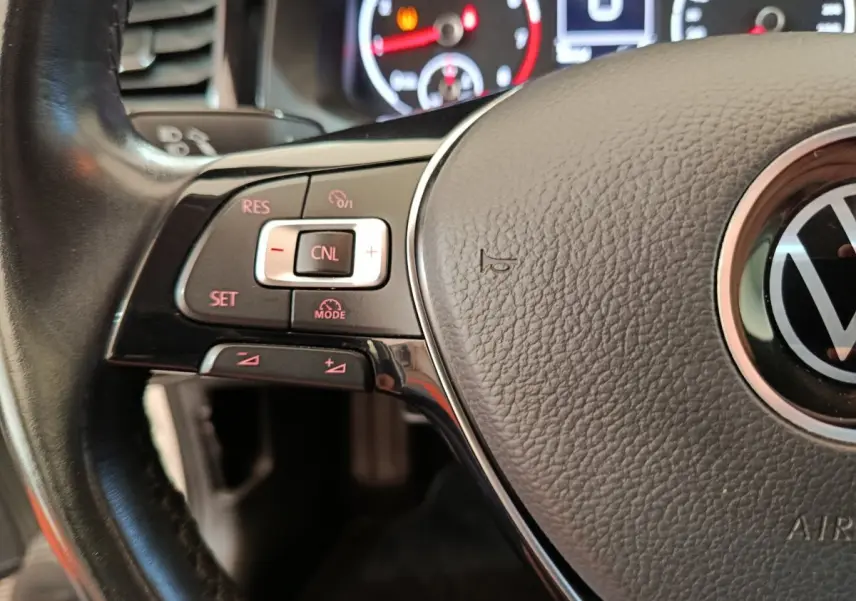 Gros plan sur le volant cuir noir de la Volkswagen Polo 2020 avec commandes intégrées et logo VW central visible.