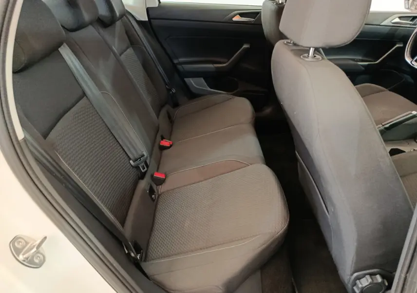 Vue intérieure côté gauche sur la banquette arrière grise d'une Volkswagen Polo blanche 2020.