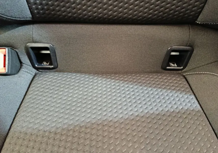 Détail de la banquette arrière noire de la Volkswagen Polo 2020 avec fixations Isofix visibles.
