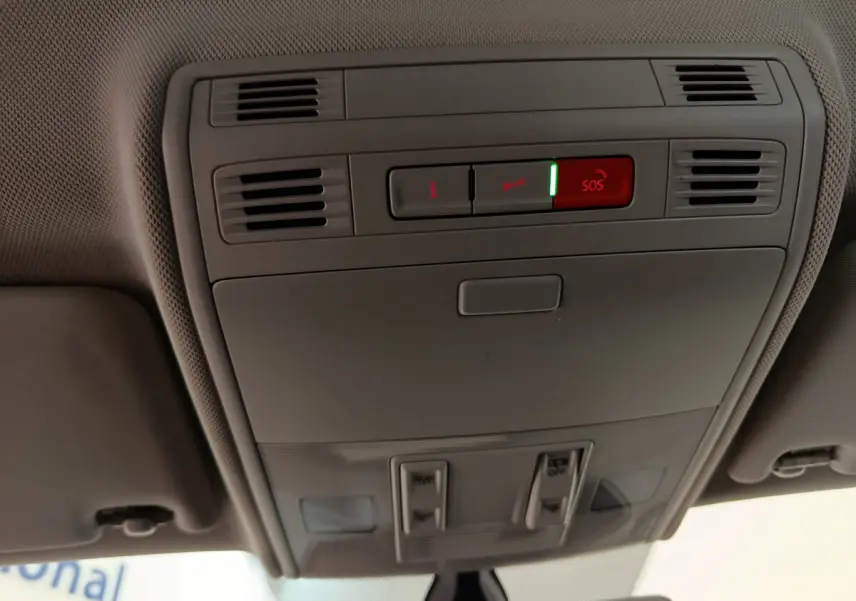 Plafonnier intérieur avec bouton SOS éclairé de la Volkswagen Polo blanche 2020, vue en contre-plongée depuis l'habitacle.