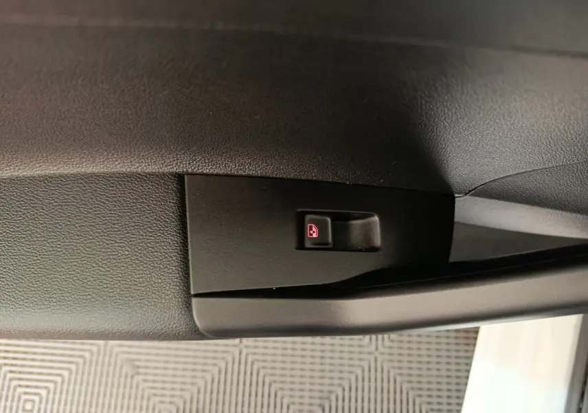 Gros plan sur le bouton de verrouillage des portes dans l'intérieur noir d'une Volkswagen Polo blanche 2020.
