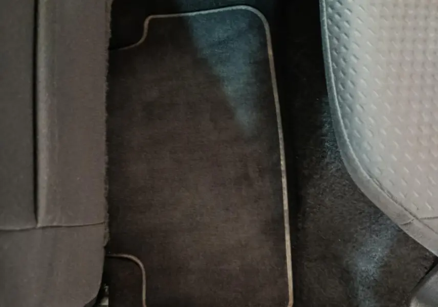 Vue rapprochée du tapis de sol noir côté droit à l'arrière d'une Volkswagen Polo blanche de 2020.