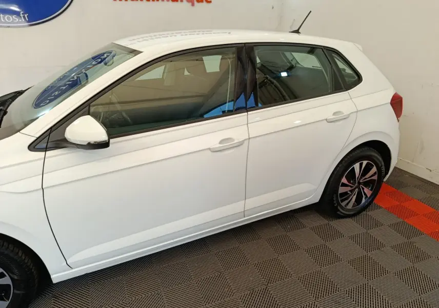Profil côté gauche d'une Volkswagen Polo blanche 2020, avec jantes alliage et rétroviseurs blancs.