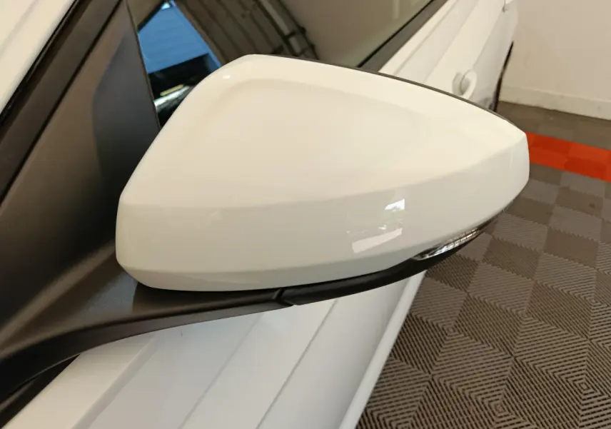 Rétroviseur côté gauche blanc de la Volkswagen Polo 1.0 TSI 95 Lounge Business 2020 avec clignotant intégré.