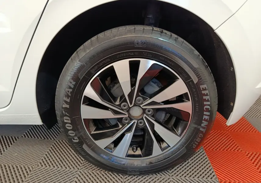 Gros plan sur la roue arrière droite d'une Volkswagen Polo blanche de 2020, avec pneu Efficient Grip visible.