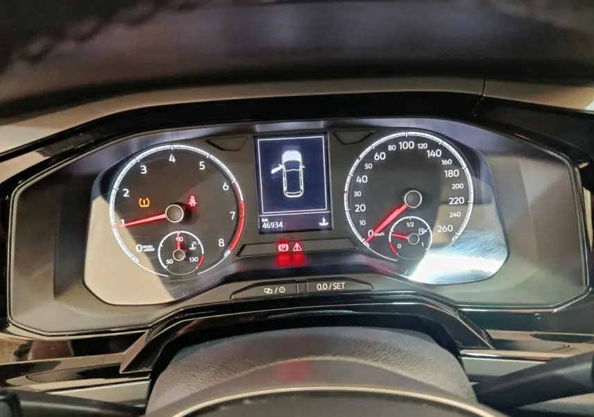 Tableau de bord numérique de Volkswagen Polo 2020 avec compte-tours, vitesse et écran central affichant porte ouverte.