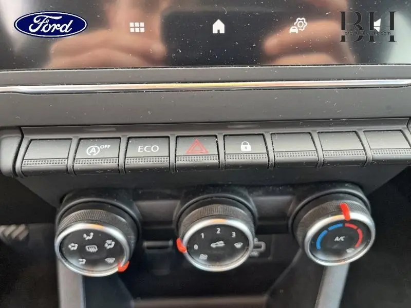 Gros plan sur la console centrale de la Renault Clio 2019 avec commandes clim manuelle et boutons fonctionnels.