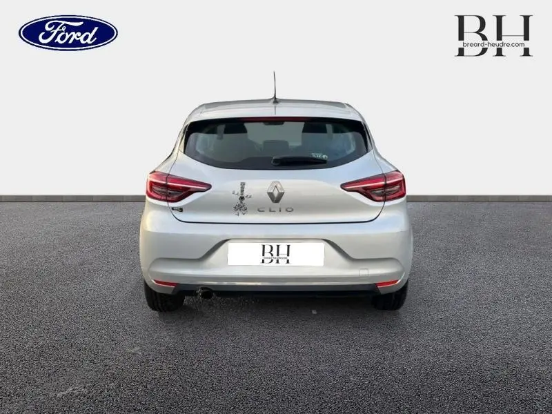 Vue arrière d'une Renault Clio gris platine 2019 avec feux arrière LED et becquet intégré.
