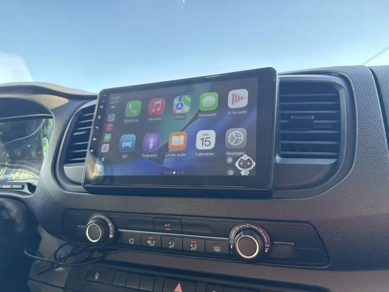 Vue intérieure du tableau de bord du Citroën Jumpy XL blanc, avec écran tactile central et commandes de climatisation.