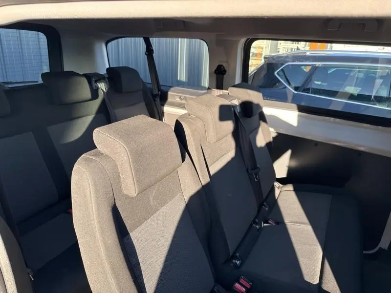 Intérieur du Citroën Jumpy XL 2021 montrant les sièges tissu Mica en rangs 2 et 3, avec ceintures visibles.
