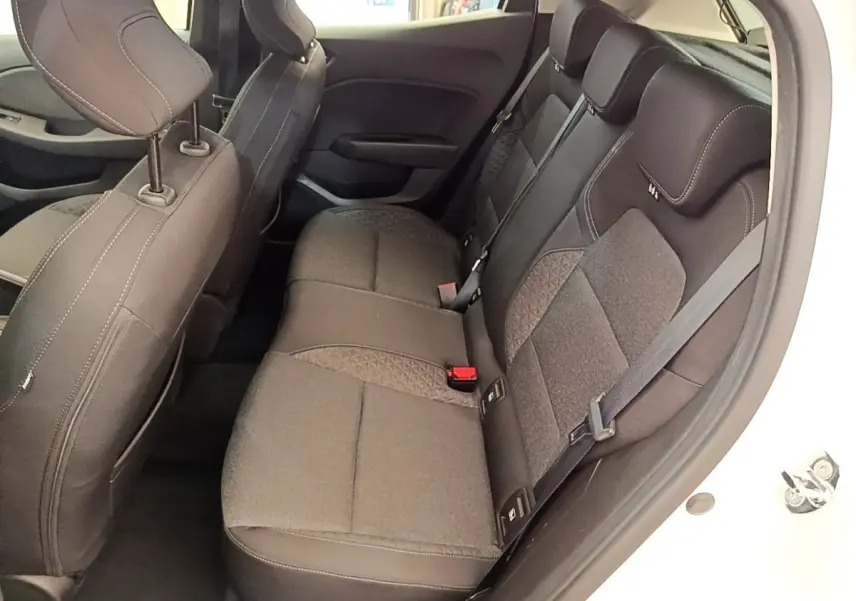 Vue intérieure côté droit sur la banquette arrière noire du Renault Clio Business Blue dCi 85 blanc de 2020.