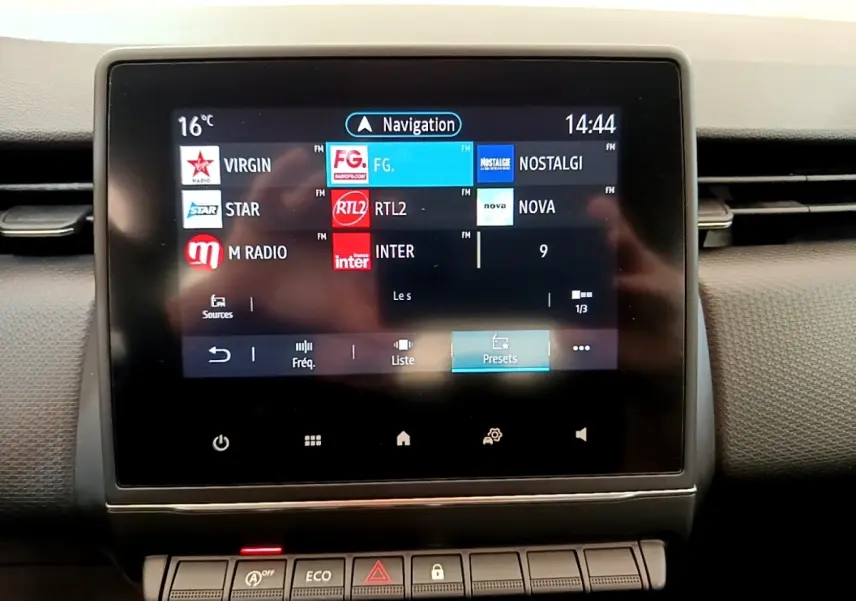 Écran tactile central de la Renault Clio Business Blue dCi 85 2020 affichant les stations radio avec tableau de bord noir.