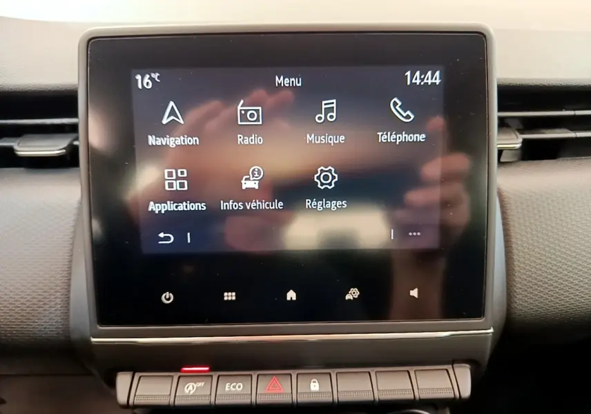 Écran tactile central affichant le menu multimédia dans l’habitacle du Renault Clio Business Blue dCi blanc, vue de face.