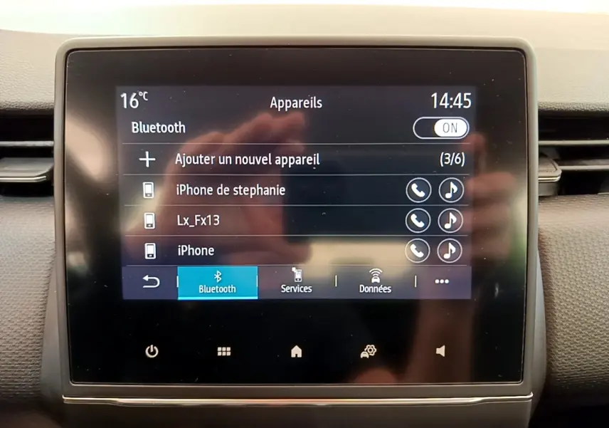 Écran tactile central affichant les connexions Bluetooth dans l’habitacle d’une Renault Clio blanche de 2020.