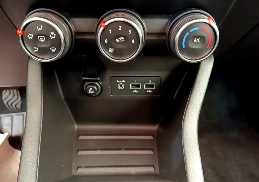 Vue rapprochée du tableau de commande de climatisation et des ports USB d'une Renault Clio Business Blue dCi 85.