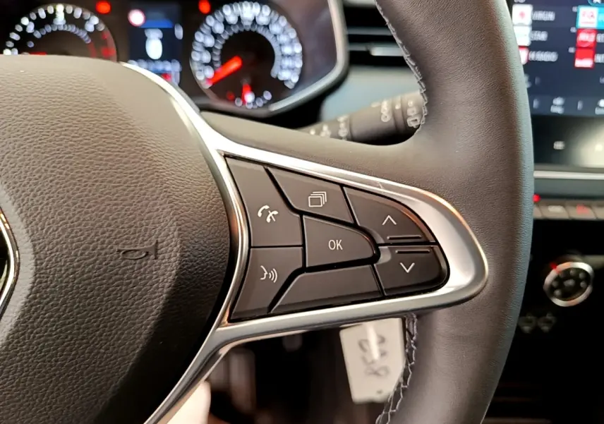 Gros plan sur le côté droit du volant cuir de la Renault Clio Business Blue dCi 85 avec commandes multifonctions.