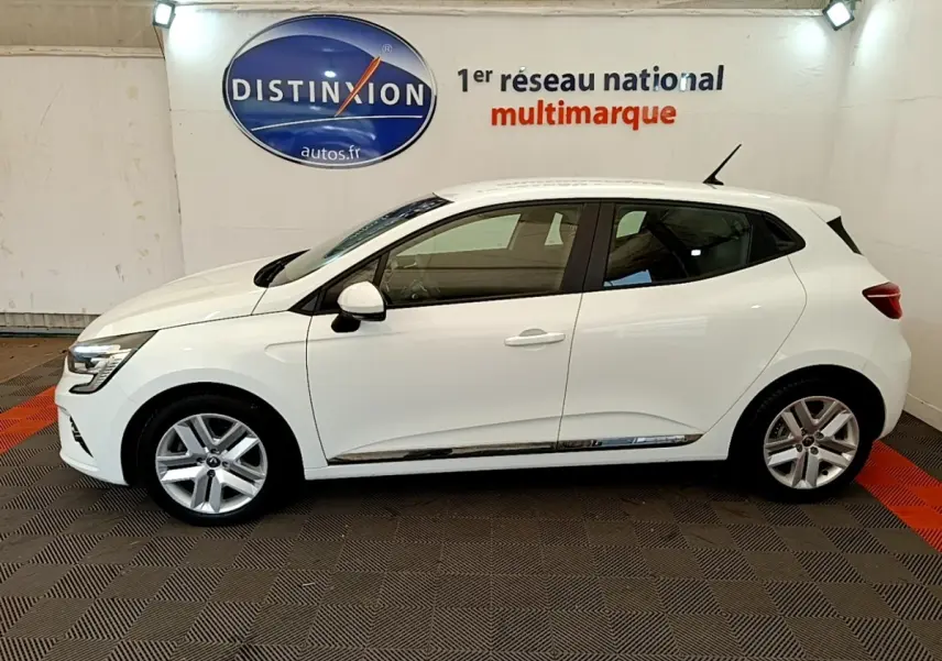Profil droit d'une Renault Clio Business Blue dCi 85 blanche de 2020, avec jantes alliage et rétroviseurs blancs.