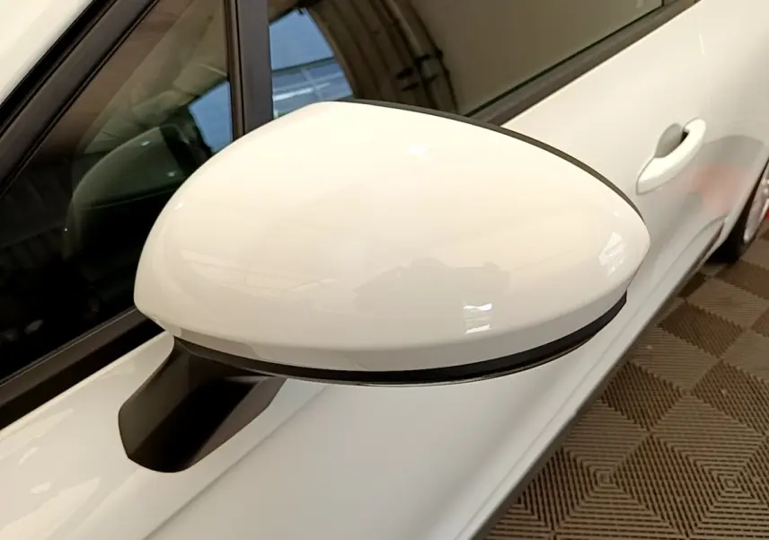Gros plan sur le rétroviseur droit blanc d’une Renault Clio Business Blue dCi 85 de 2020, vue côté extérieur.