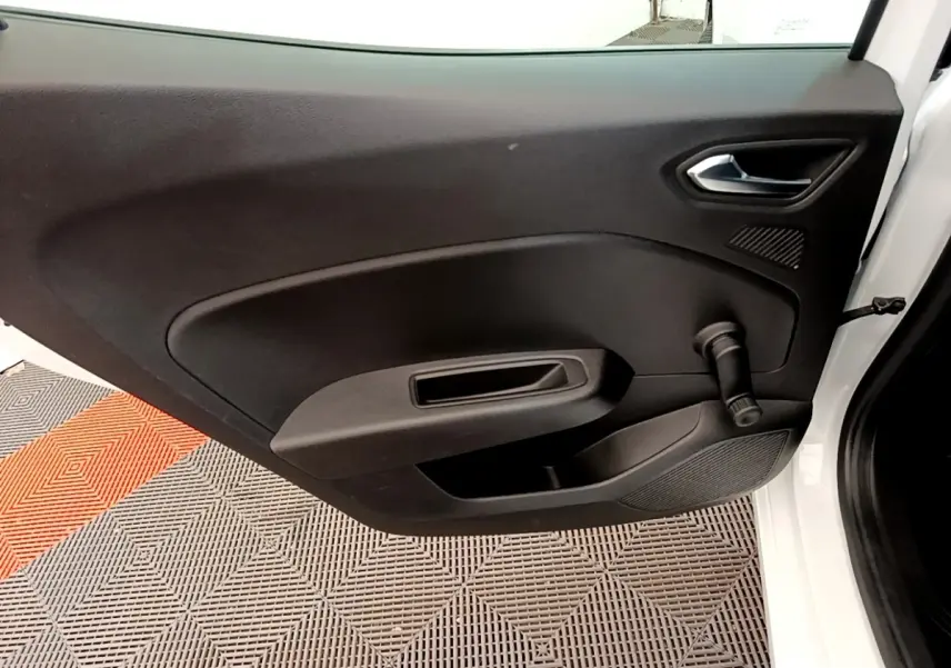 Vue intérieure de la porte avant droite blanche de la Renault Clio Business Blue dCi 85 avec poignée de vitre manuelle noire.