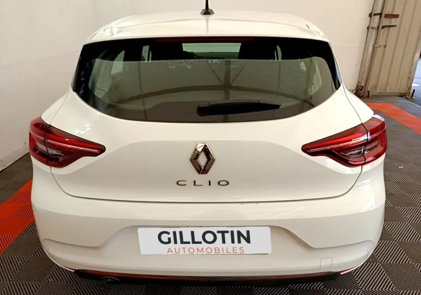 Vue arrière d’une Renault Clio Business Blue dCi 85 blanche, avec feux arrière LED et logo chromé bien visible.