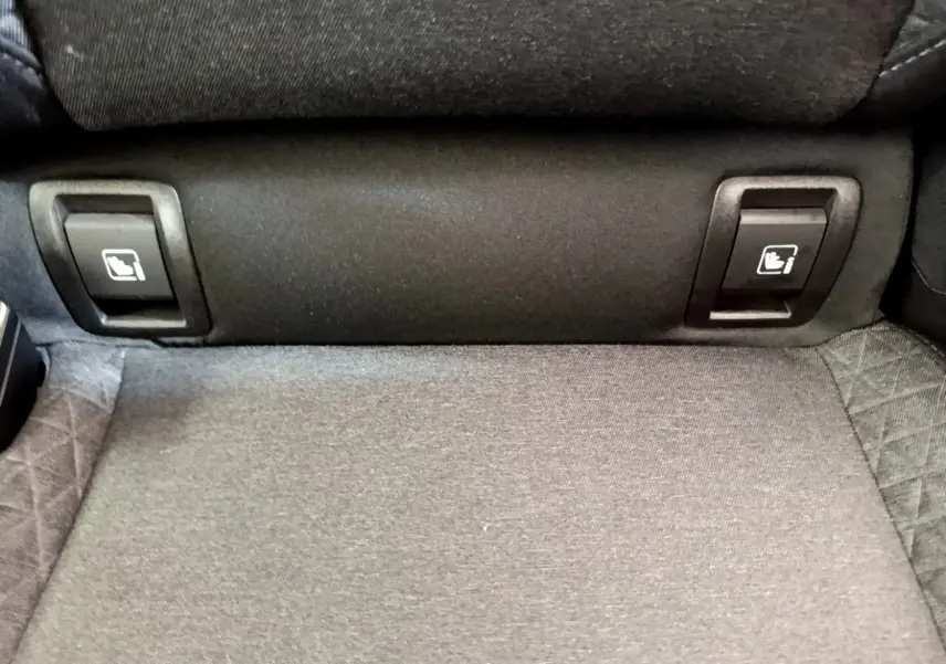 Détail des commandes de rabattement des sièges arrière en tissu gris dans une Renault Clio Business Blue dCi 85.
