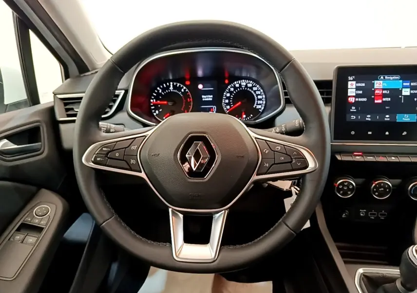 Vue intérieure centrée sur le volant cuir noir de la Renault Clio 2020 avec tableau de bord et écran tactile couleur.