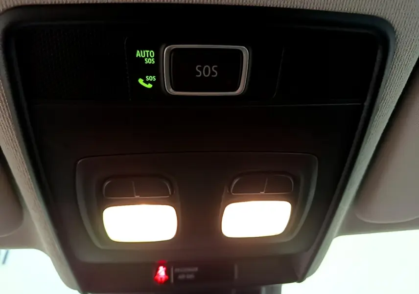 Plafonnier intérieur avec bouton SOS éclairé et lampes de lecture allumées dans une Renault Clio Business Blue dCi 85 blanche.