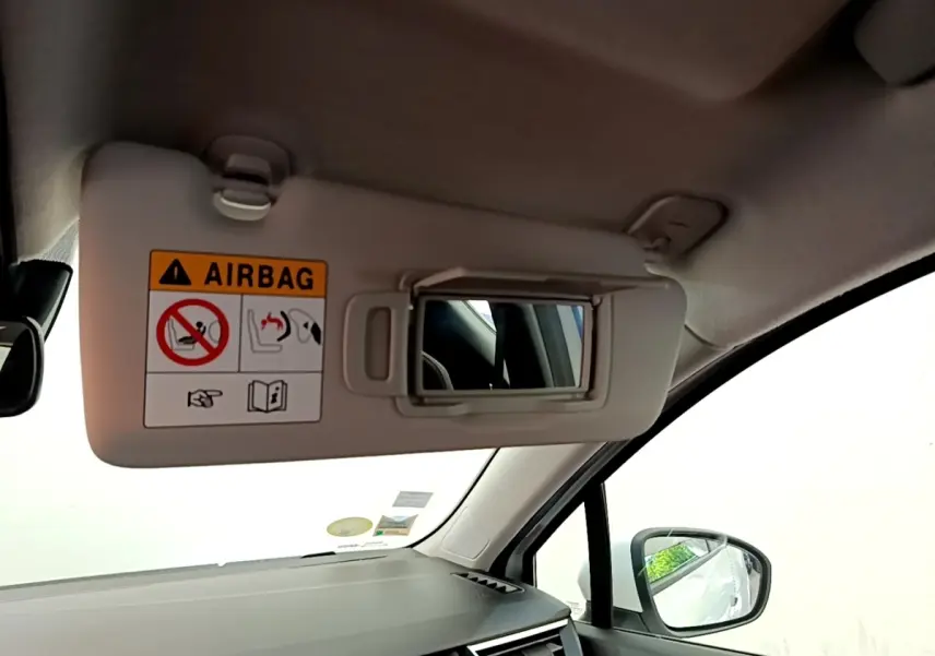 Intérieur Renault Clio Business Blue dCi 85 2020, vue sur pare-soleil côté conducteur avec miroir et tableau de bord noir.