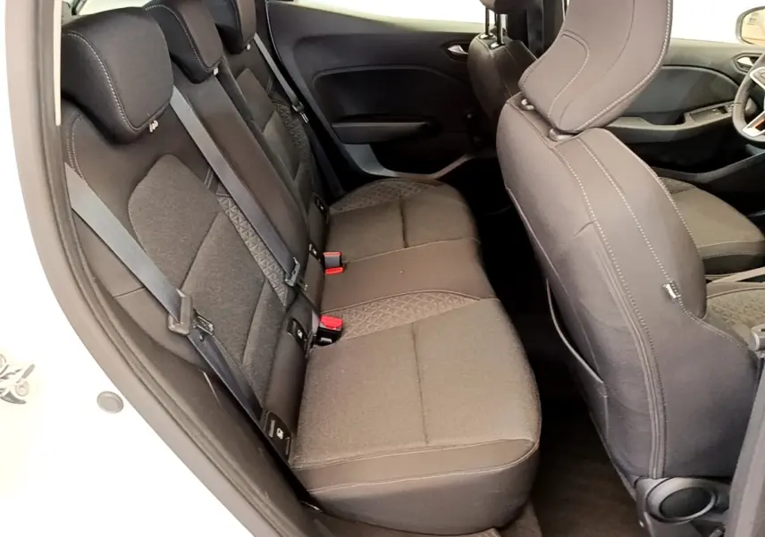 Vue intérieure côté gauche montrant la banquette arrière noire de la Renault Clio Business Blue dCi 85 blanche de 2020.
