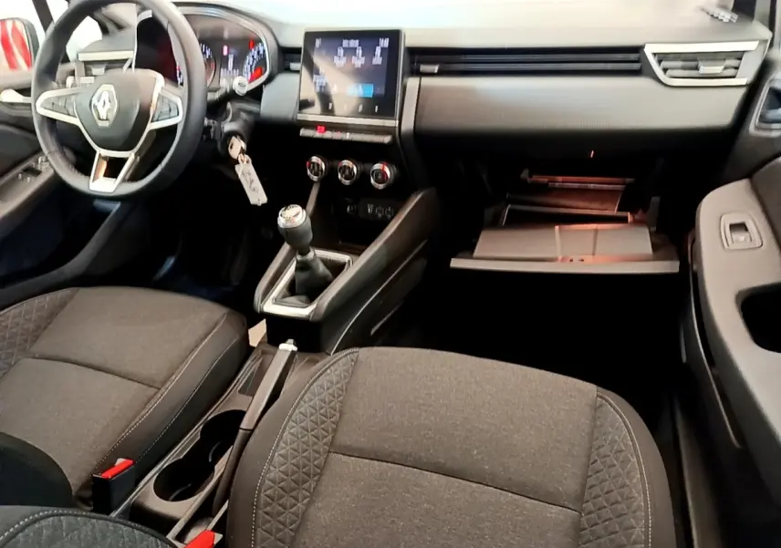 Vue intérieure avant de la Renault Clio Business Blue dCi 85 2020, volant cuir, écran tactile central, sièges tissu gris.