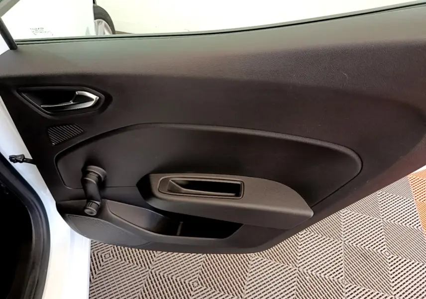 Vue intérieure de la porte arrière gauche noire d'une Renault Clio Business Blue dCi 85 blanche, avec poignée et manivelle de vitre.