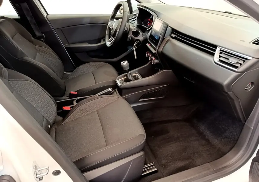 Vue intérieure côté passager avant de la Renault Clio Business Blue dCi 85 2020, sièges noirs et tableau de bord moderne.