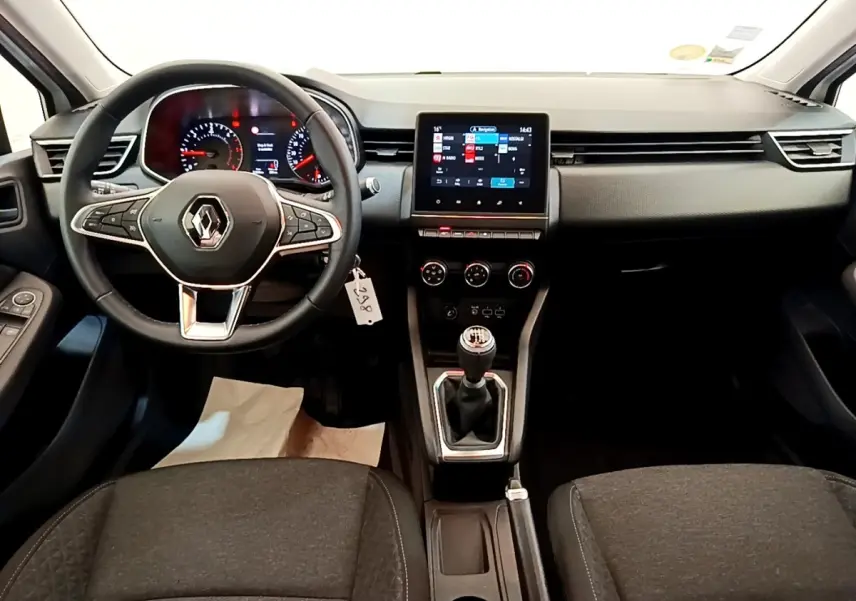 Intérieur noir de la Renault Clio Business 2020, vue frontale sur le volant, tableau de bord et écran tactile central.