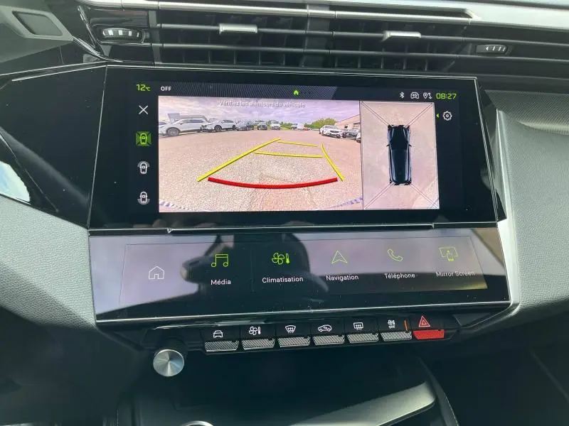 Écran tactile central affichant la caméra de recul et la vue 360° dans le Peugeot 308 SW 1.5 BlueHDi 2023.