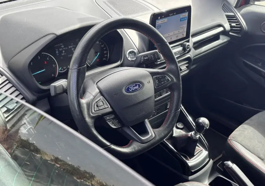 Intérieur du Ford EcoSport ST-Line 2019, vue côté conducteur sur le volant cuir perforé et la console centrale.