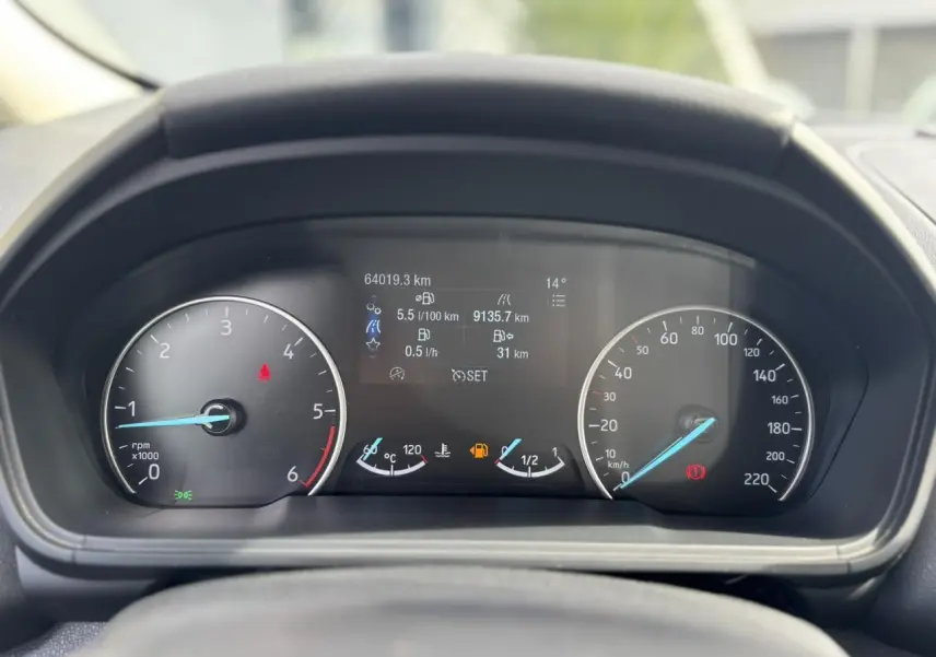 Vue rapprochée du tableau de bord du Ford EcoSport rouge 2019, affichant compte-tours, vitesse et écran digital.