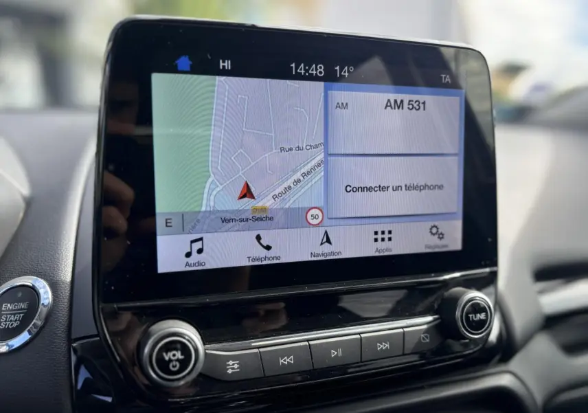Écran tactile GPS SYNC 3 du Ford EcoSport 2019 affichant une carte et options multimédia, vue intérieure rapprochée.