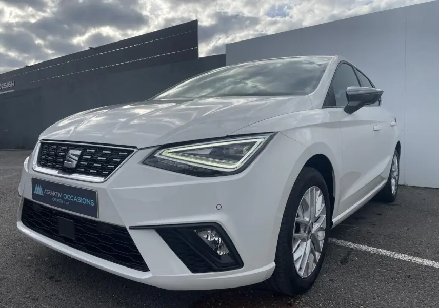 SEAT Ibiza blanche vue en 3/4 avant droit, avec phares LED triangulaires et jantes alliage 16 pouces.