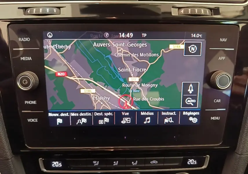 Écran tactile de navigation 8 pouces de la Volkswagen Golf 1.0 TSI 115 BVM6 IQ.DRIVE, vue intérieure centrée.