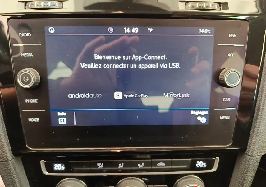 Écran tactile central de la Volkswagen Golf 1.0 TSI 115 BVM6 IQ.DRIVE 2020 avec affichage App-Connect en intérieur noir.